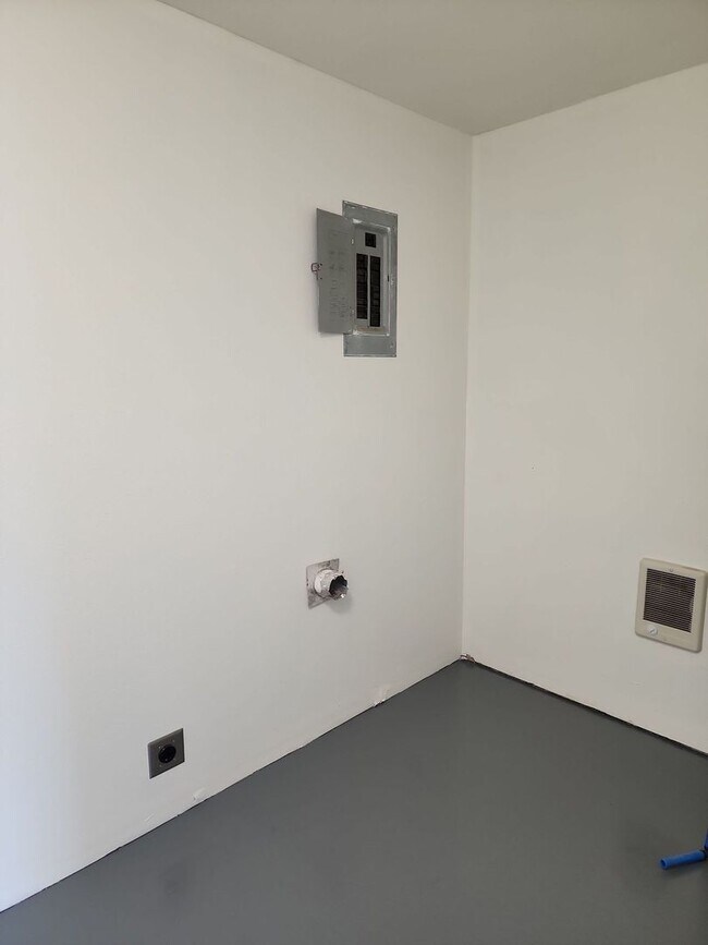 Building Photo - 333-335 Gibby