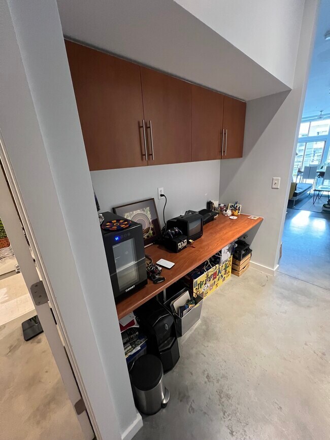 Building Photo - 2124 E 6th St