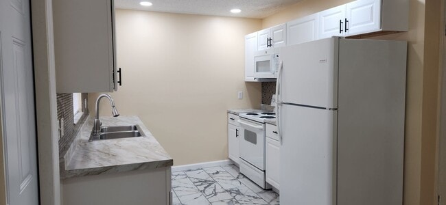 Building Photo - 4 bedroom 2 bath