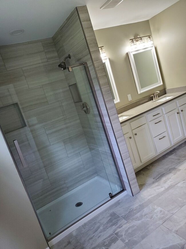 Building Photo - 4 Bed 2 bath newly remodeled