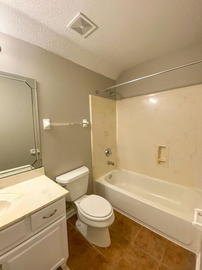 Building Photo - 5 Bedrooms with Bonus, 4 Bath Near Riverda...
