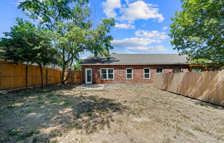 Building Photo - 521 Clearfield Dr