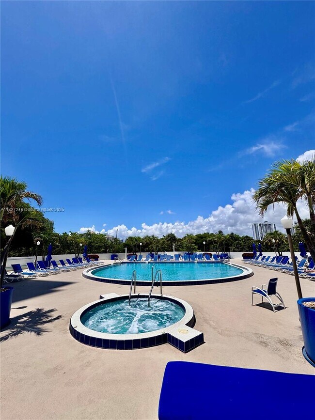Building Photo - 3731 N Country Club Dr