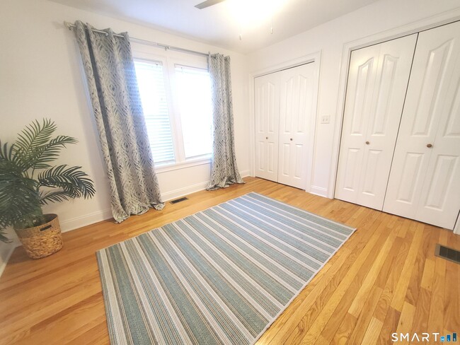 Building Photo - 1093 Shippan Ave