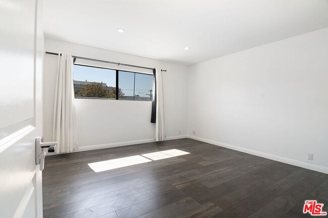 Building Photo - 853 Le Doux Rd