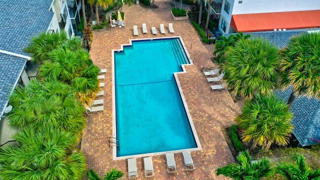 Building Photo - ONE BEDROOM ONE BATHROOM !! WATERFRONT COM...