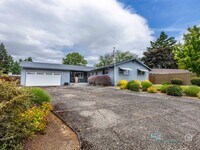 Building Photo - Absolutely Stunning 3 Bed, 2 Bath Home in ...