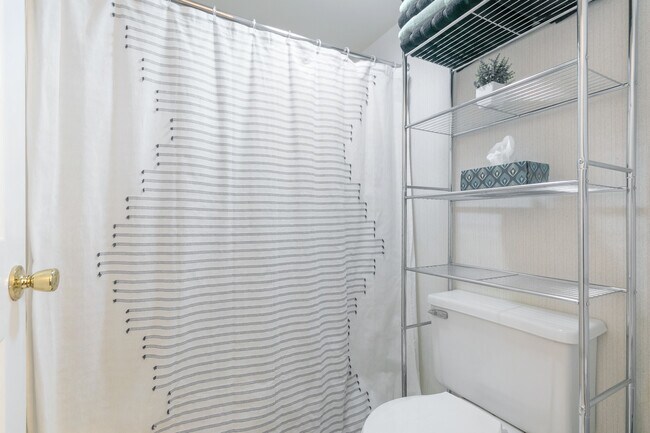 Shower/tub - 515 Donofrio Dr