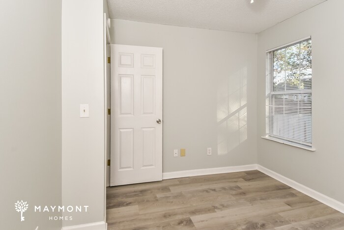 Building Photo - 505 Castlerock Ct