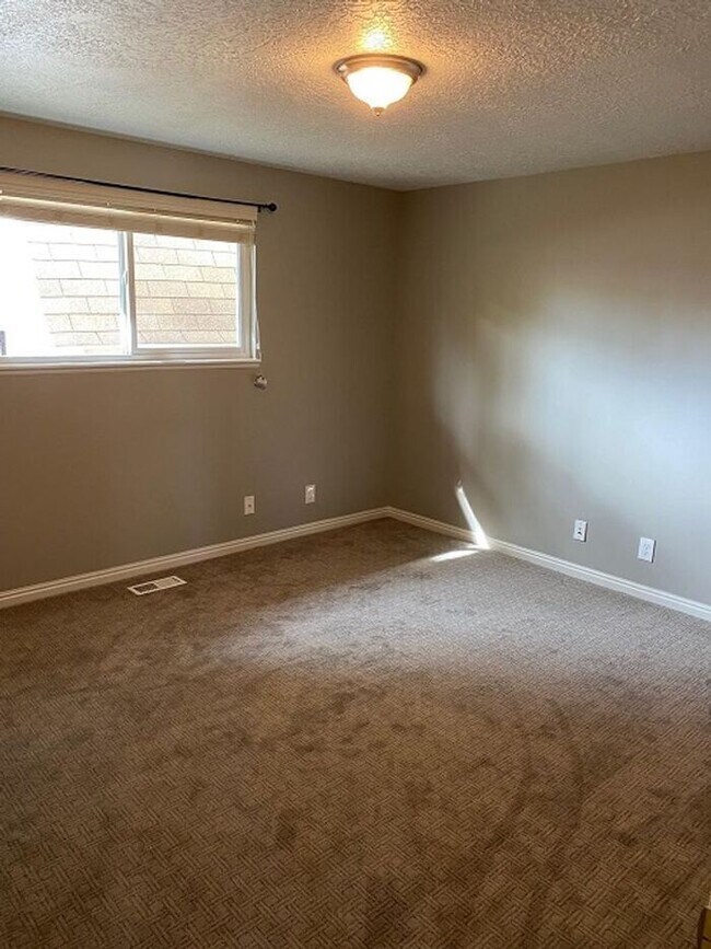 Building Photo - West Valley Nice 4 bed 2 bath Family Home