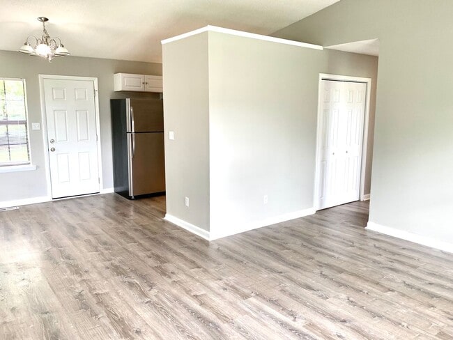 Building Photo - 208 State Line Rd