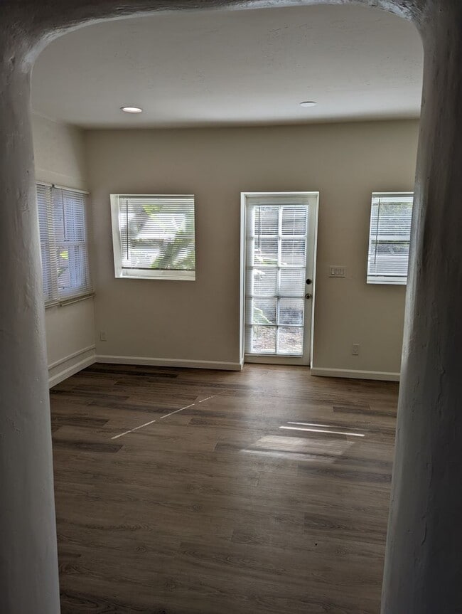 Building Photo - 2221 Suncrest Blvd