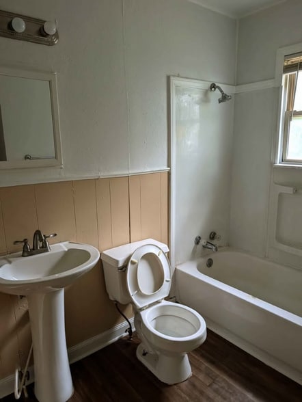 Building Photo - 717 Mickan St