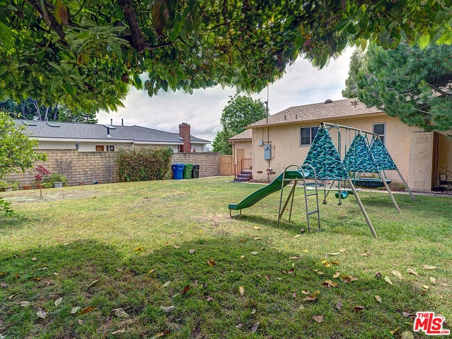 Building Photo - 8716 Bleriot Ave
