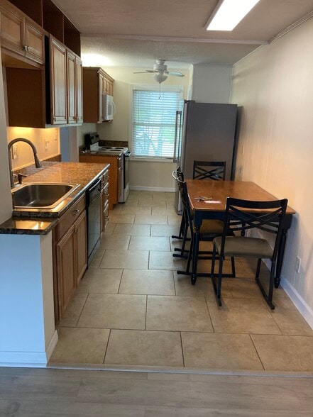 Eat in kitchen - 368 Georgetown Dr