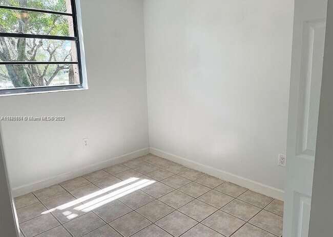 Building Photo - 3611 SW 117th Ave