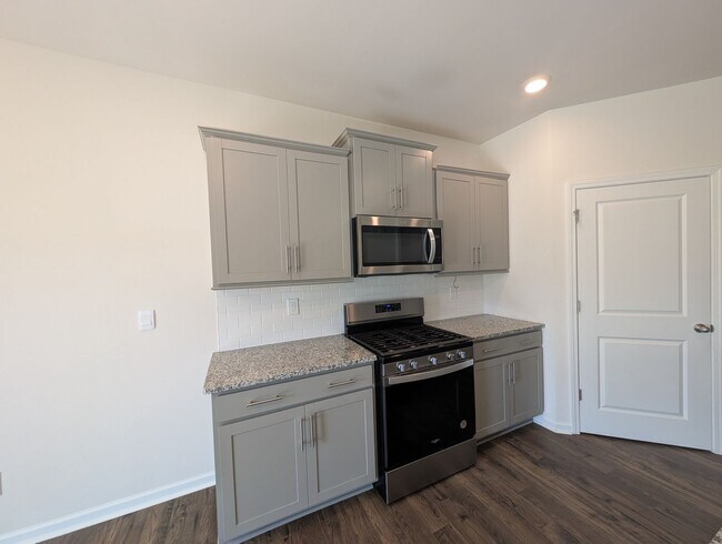 Building Photo - Spacious 2 story, 5 bedroom, 3 bath Home located in Secrest Commons Community!