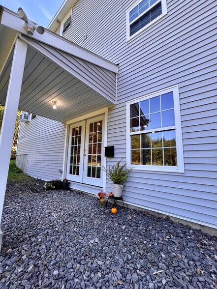 Building Photo - 555 Fort Hill Rd