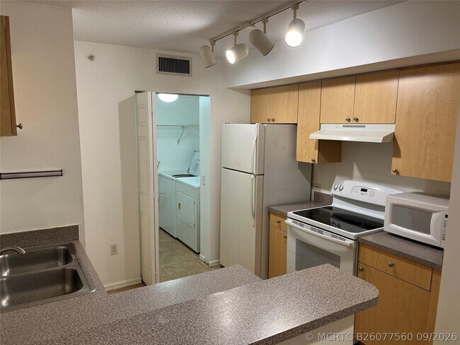 Building Photo - 913 Villa Cir