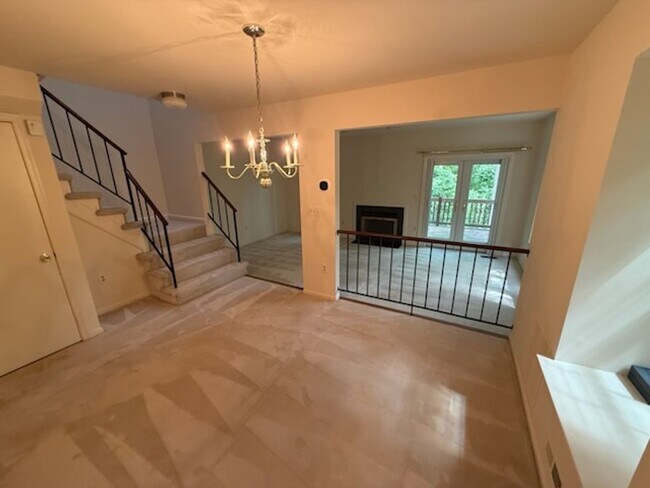 Building Photo - Updated 4BR Townhome!