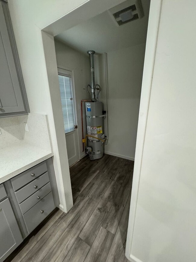 Building Photo - Cherokee Lane 1507-1509