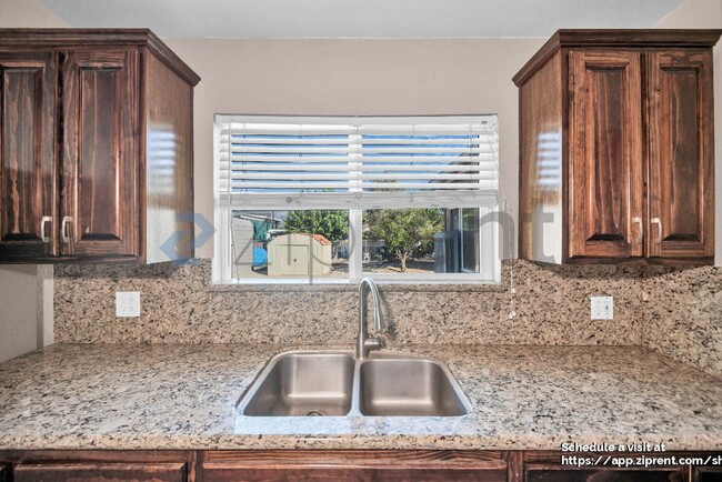 Building Photo - 43822 Palm Ave