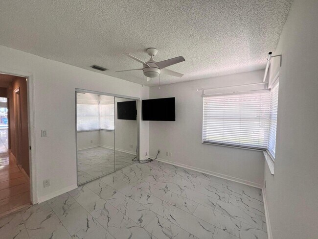 Building Photo - 10357 Buena Ventura Dr