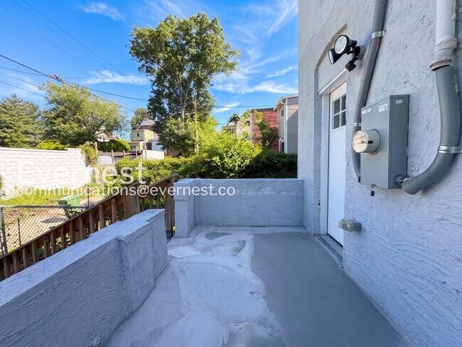 Building Photo - 3 Bed/1.5 Bath Townhome with fenced yard and deck/ Available Now!
