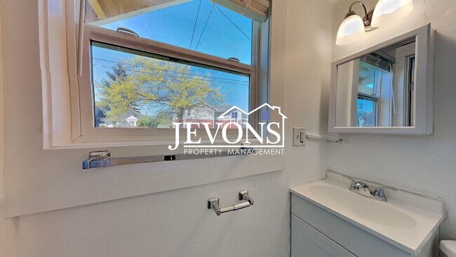 Building Photo - $300 Rent Credit - Well-kept ground-floor ...