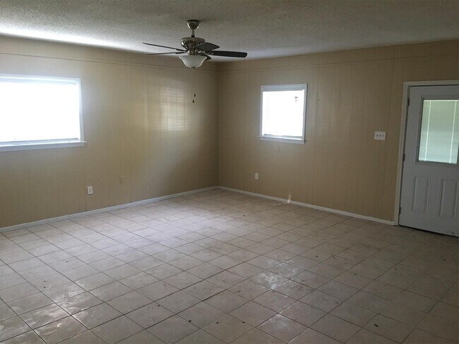 Building Photo - 2415 Club House Rd