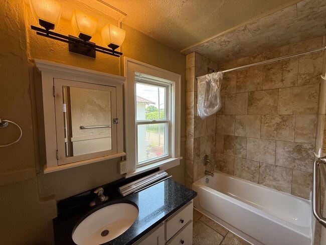 Building Photo - Charming 3 bedroom 1 bath in University/Lexington neighborhood!