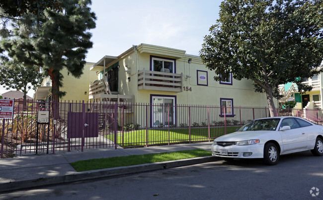 Building Photo - Griffith Gardens