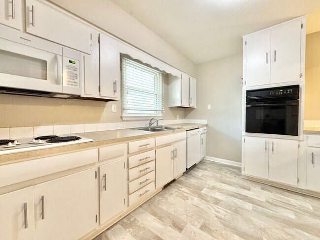 Building Photo - Charming 2BR with Refinished Hardwoods