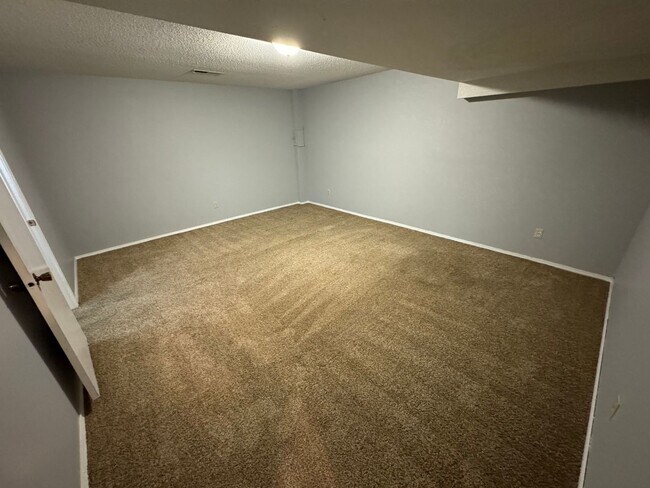 Building Photo - Great  Duplex in Southeast Springfield !