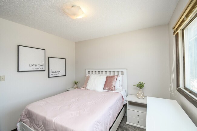 Building Photo - 4504 S Cliff Ave