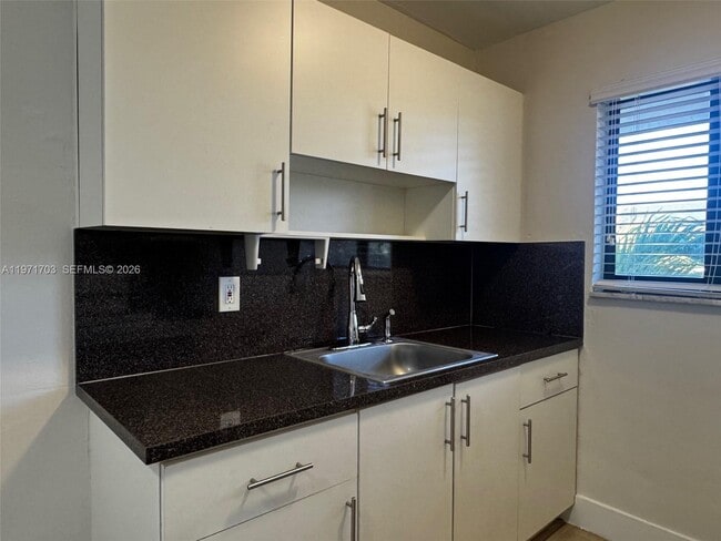 Building Photo - 1330 W 29th St