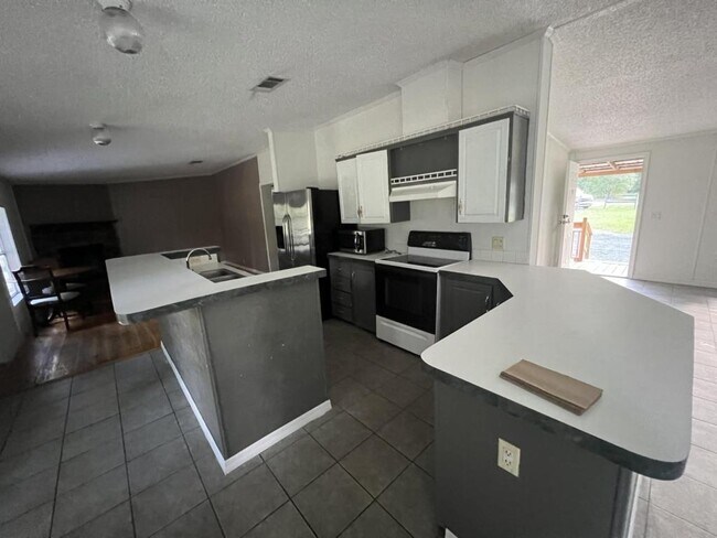 Building Photo - 5135 N Western Dr