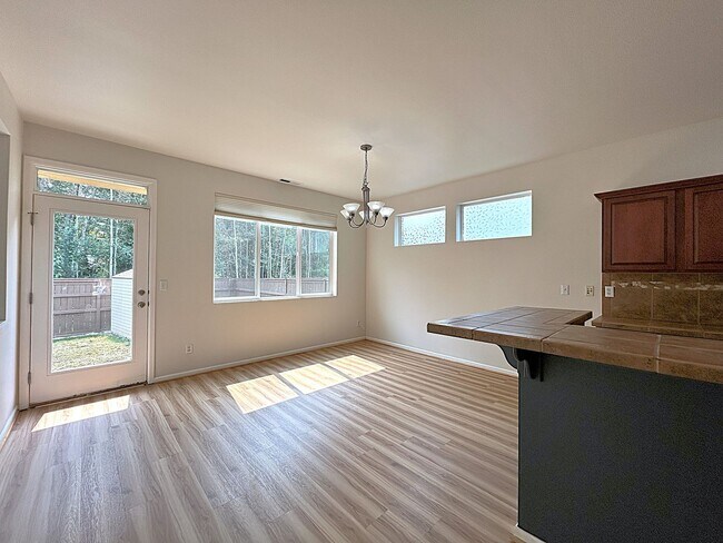 Building Photo - Beautifully appointed 4-Bedroom 2-bathroom...