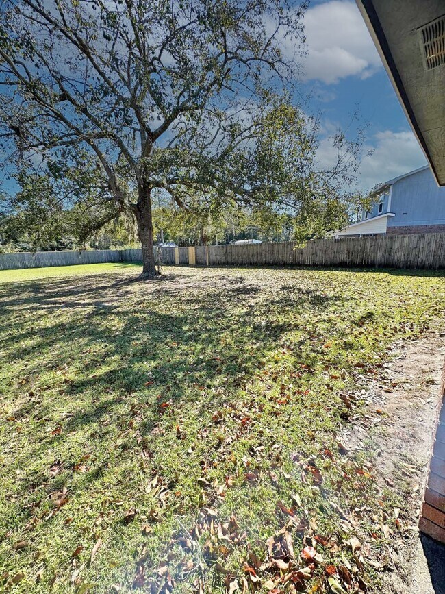 Building Photo - 1526 Woodcrest Cir