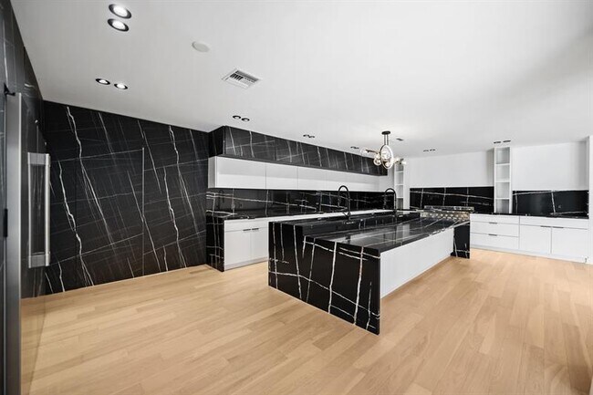 Building Photo - 5220 N 31st Pl