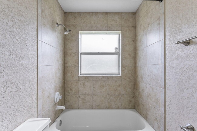 Building Photo - 4868 Kensington Cir