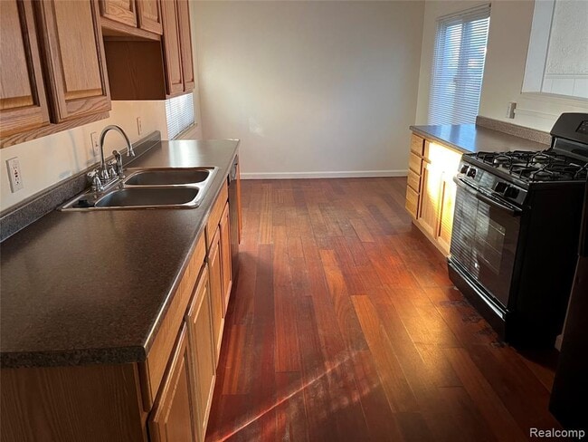 Building Photo - 5868 N Linville St