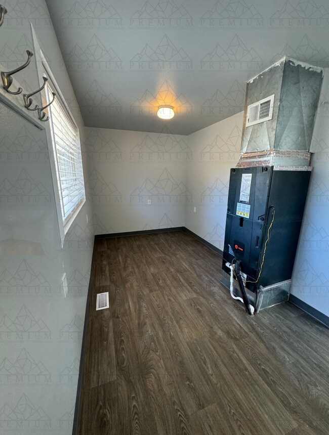 Building Photo - Updated 3 bed / 1 bath