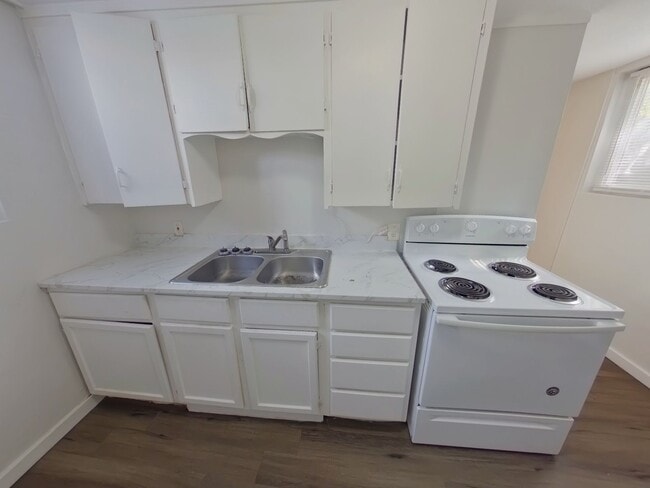 Building Photo - 145 N Ash St