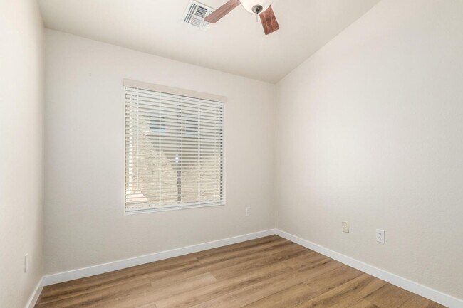 Building Photo - 2250 E Deer Valley Dr