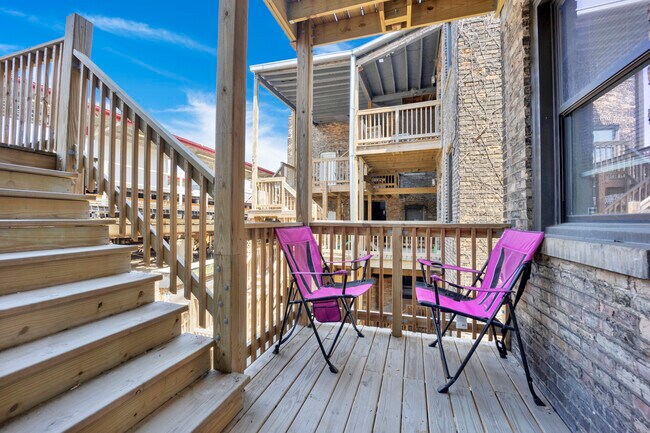 Building Photo - 1006 W Dakin St