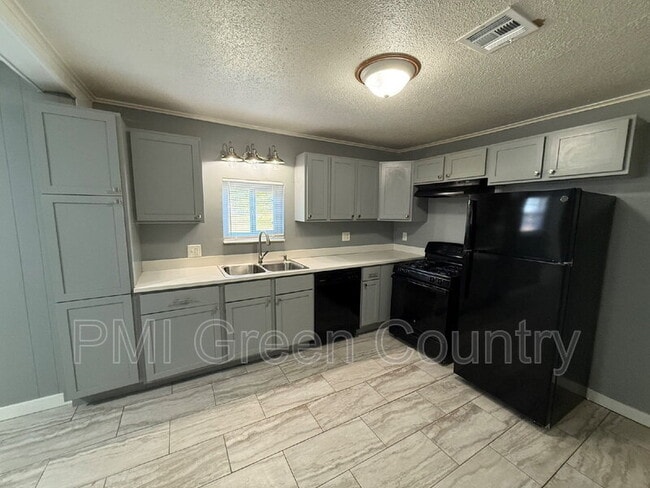 Building Photo - 2626 W 48th St