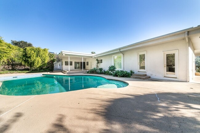 Building Photo - Alto Cedro Estate Lease