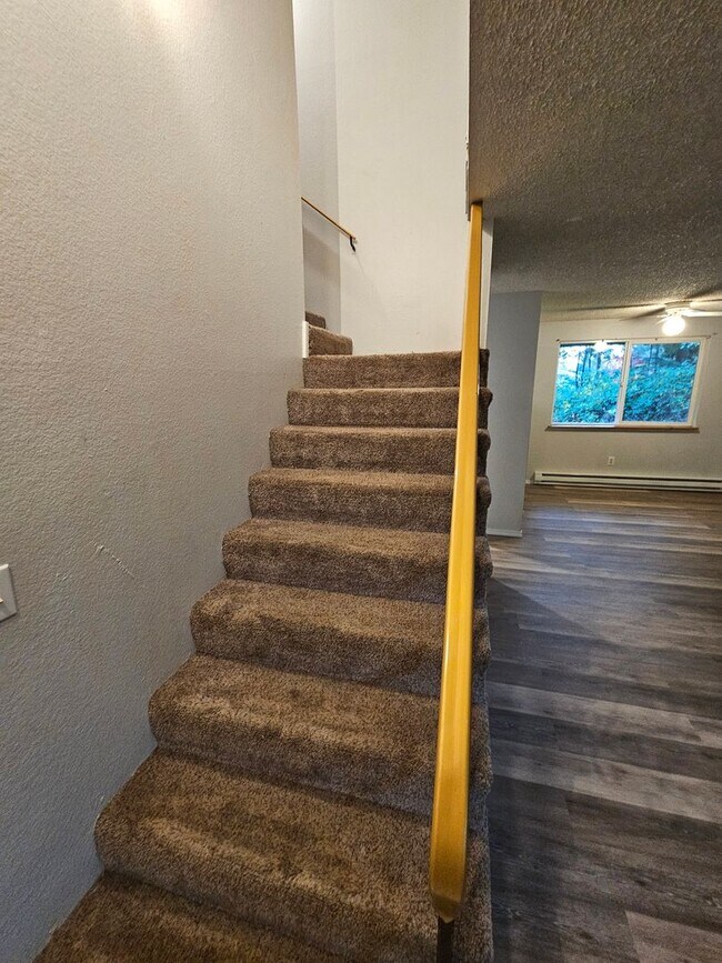 Building Photo - Port Orchard townhouse close to everything