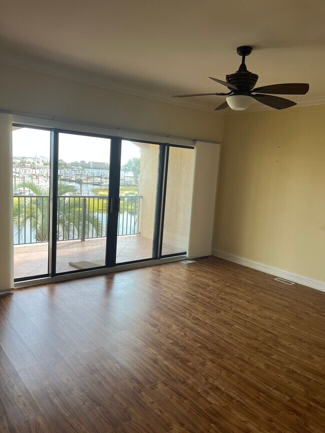 Building Photo - Townhome with Amazing View
